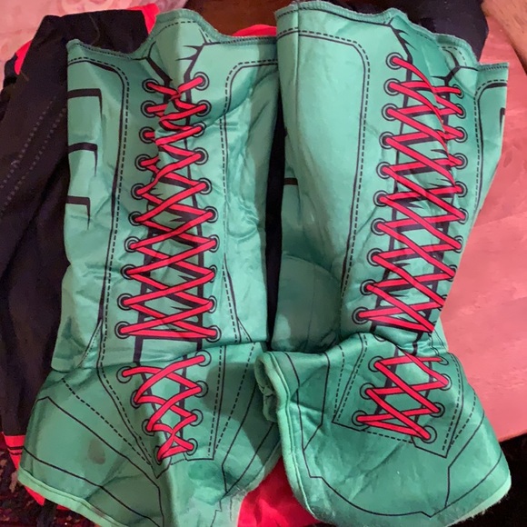 DC Superheroes Deluxe Robin Costume, Child's Large - Picture 9 of 14